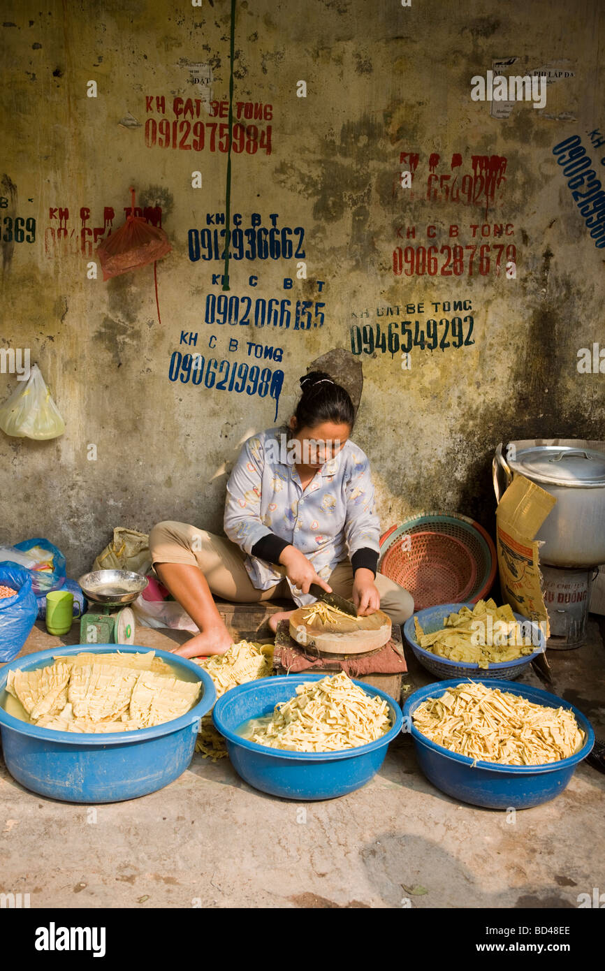 Donna venditore al Mercato di strada Hanoi Vietnam Foto Stock