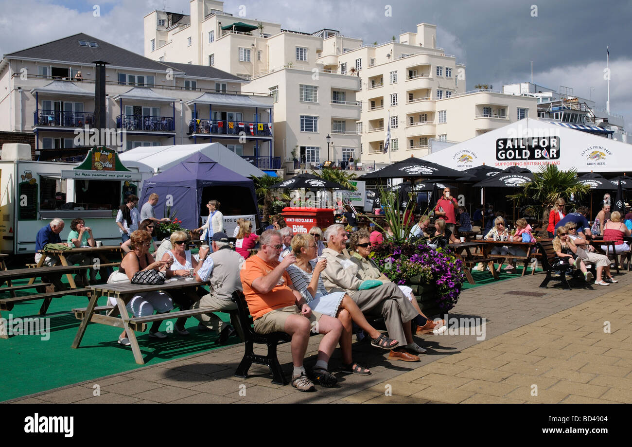 Regata Cowes Week visitatori rilassante per la sfilata di un area del litorale di ristorazione bar e alimentari tende di uscita Isle of Wight REGNO UNITO Foto Stock