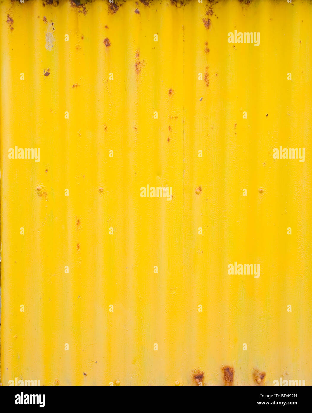 Rusty ferro corrugato con peeling vernice gialla Foto Stock