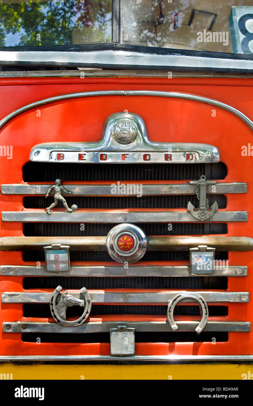 L'ingannevole Bedford griglia anteriore del bus EBY518 che è in realtà un Dodge, Valletta, Malta. Tipica personalizzazione locale. Foto Stock