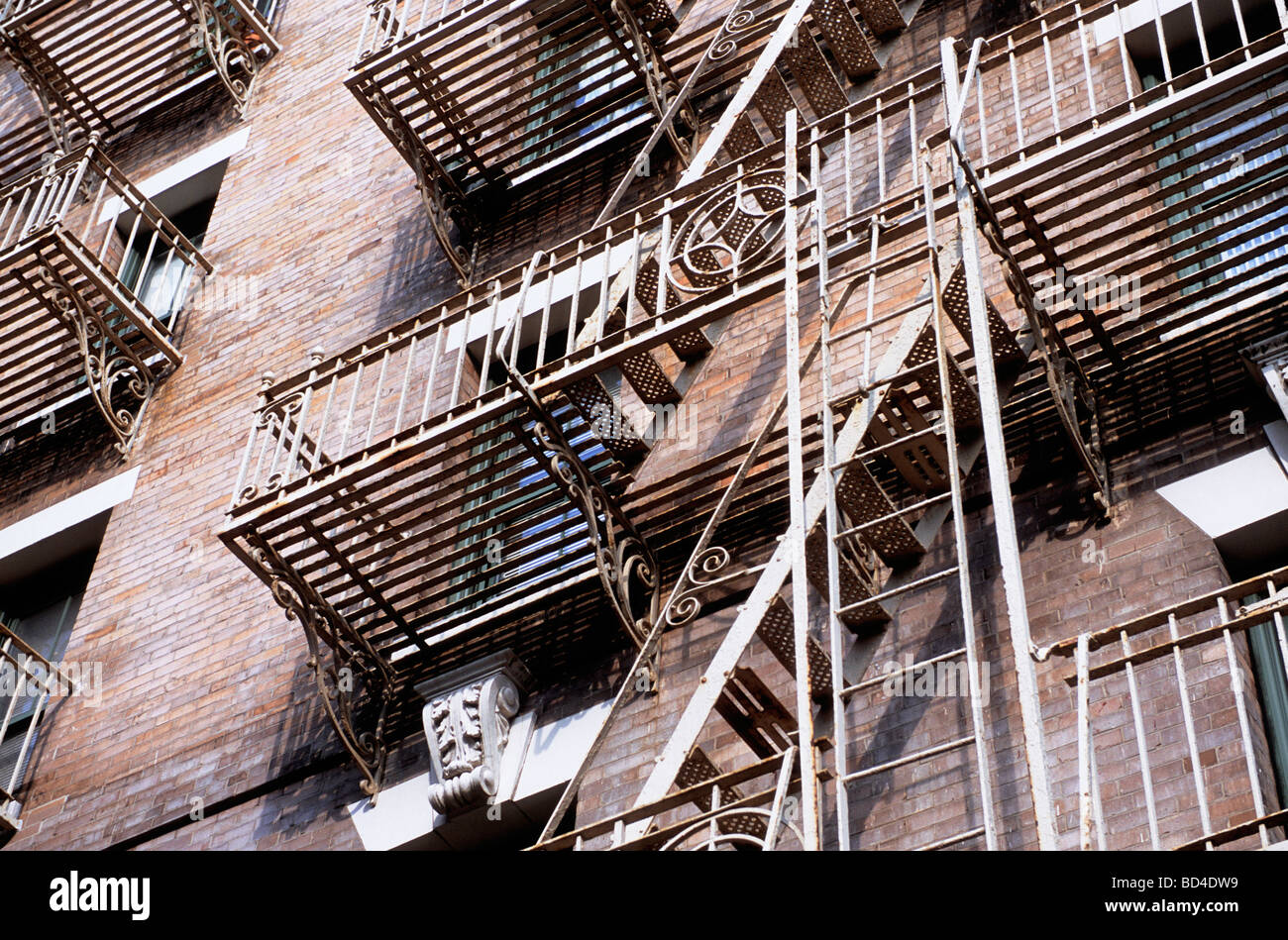 New York peculiare restaurato Tenement edifici di New York City Foto Stock