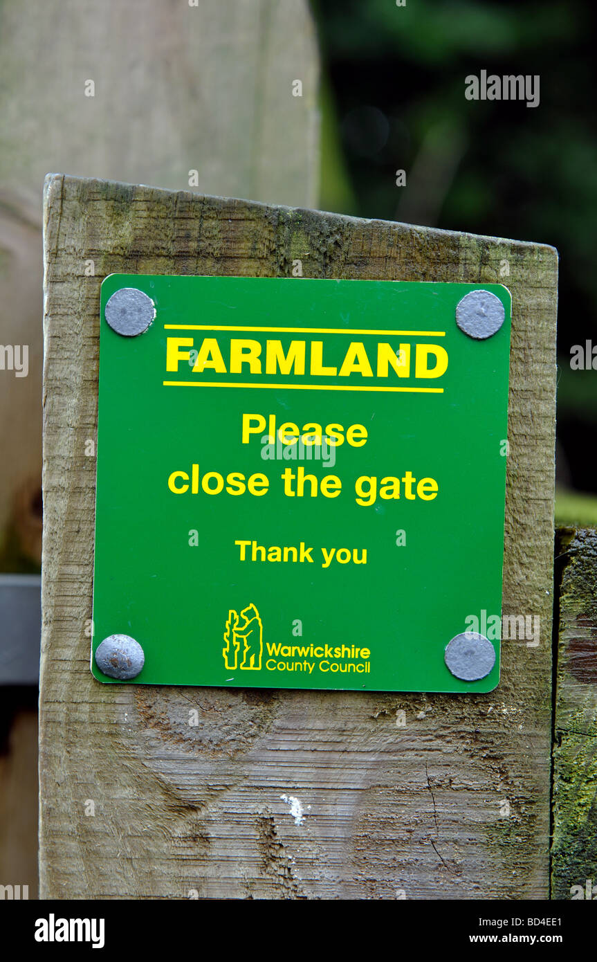 I terreni agricoli si prega di chiudere il cancello segno, Warwickshire, Inghilterra, Regno Unito Foto Stock