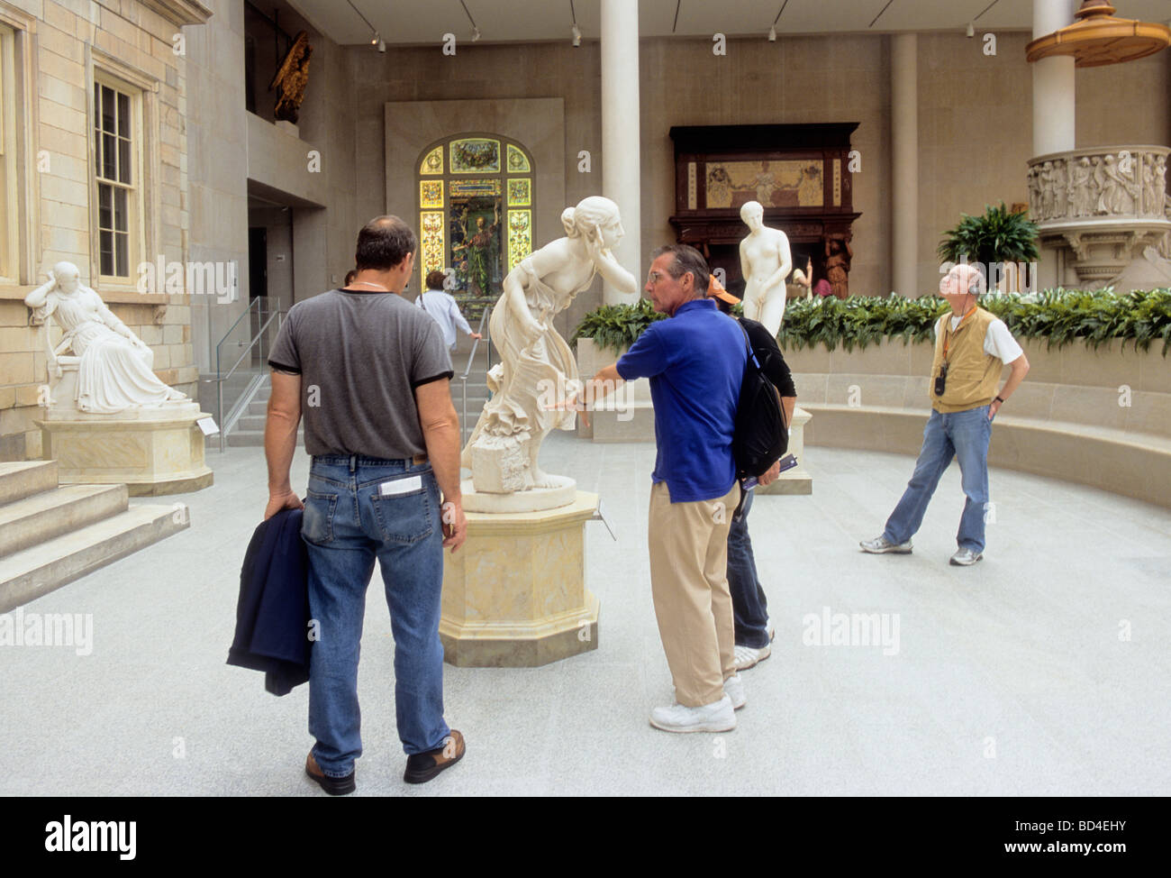 New York City Metropolitan Museum of Art American Wing, Charles Engelhard Court. I visitatori discutono della scultura di Augusto Saint-Gaudens in una mostra Foto Stock