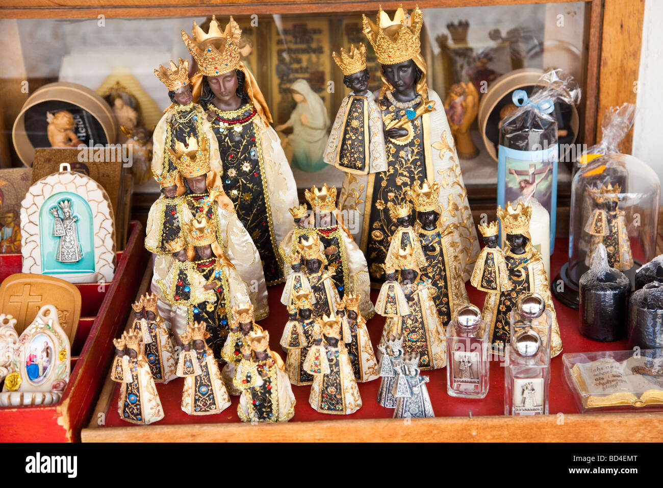 Visualizzazione della Madonna Nera di cifre in un negozio di articoli da regalo Altötting Baviera Germania Europa Foto Stock