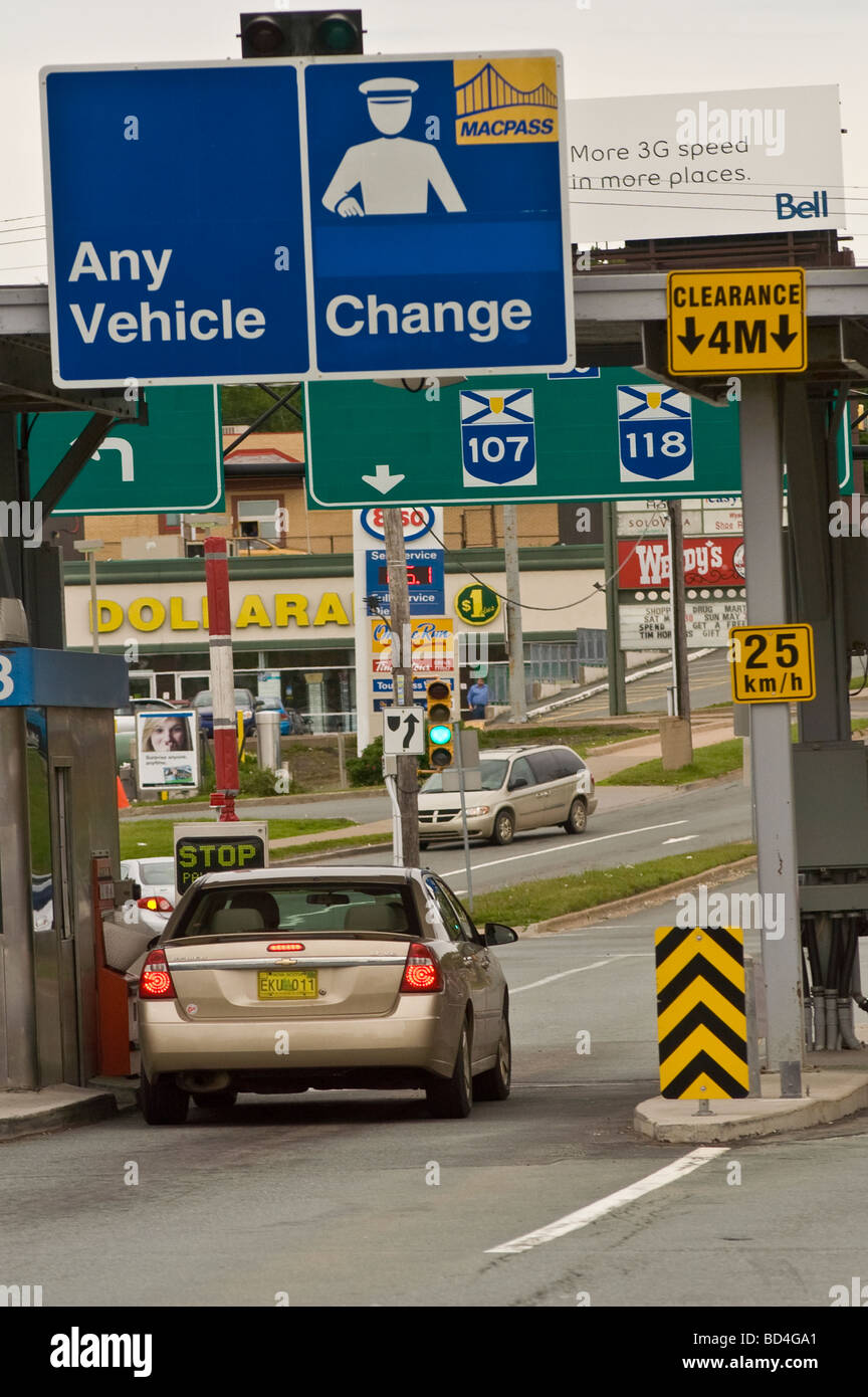 Auto Gold all'ingresso del ponte McDonald's a Dartmouth, Halifax, nuova Scozia, Canada. Foto Stock