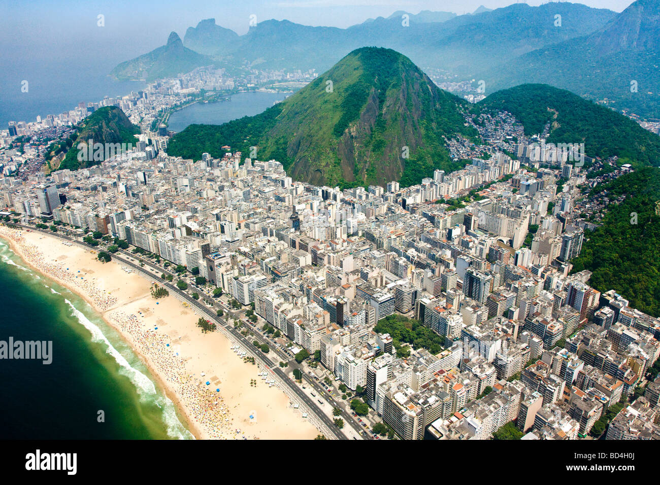 Vista aerea della famosa spiaggia di Copacabana a Rio de Janeiro in Brasile Foto Stock