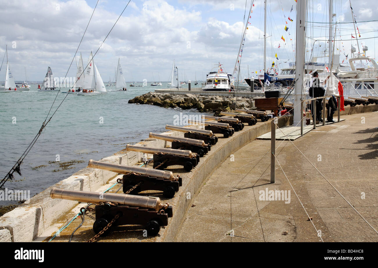 RYS yacht race a partire cannoni sulla città di Cowes shore England Regno Unito Foto Stock