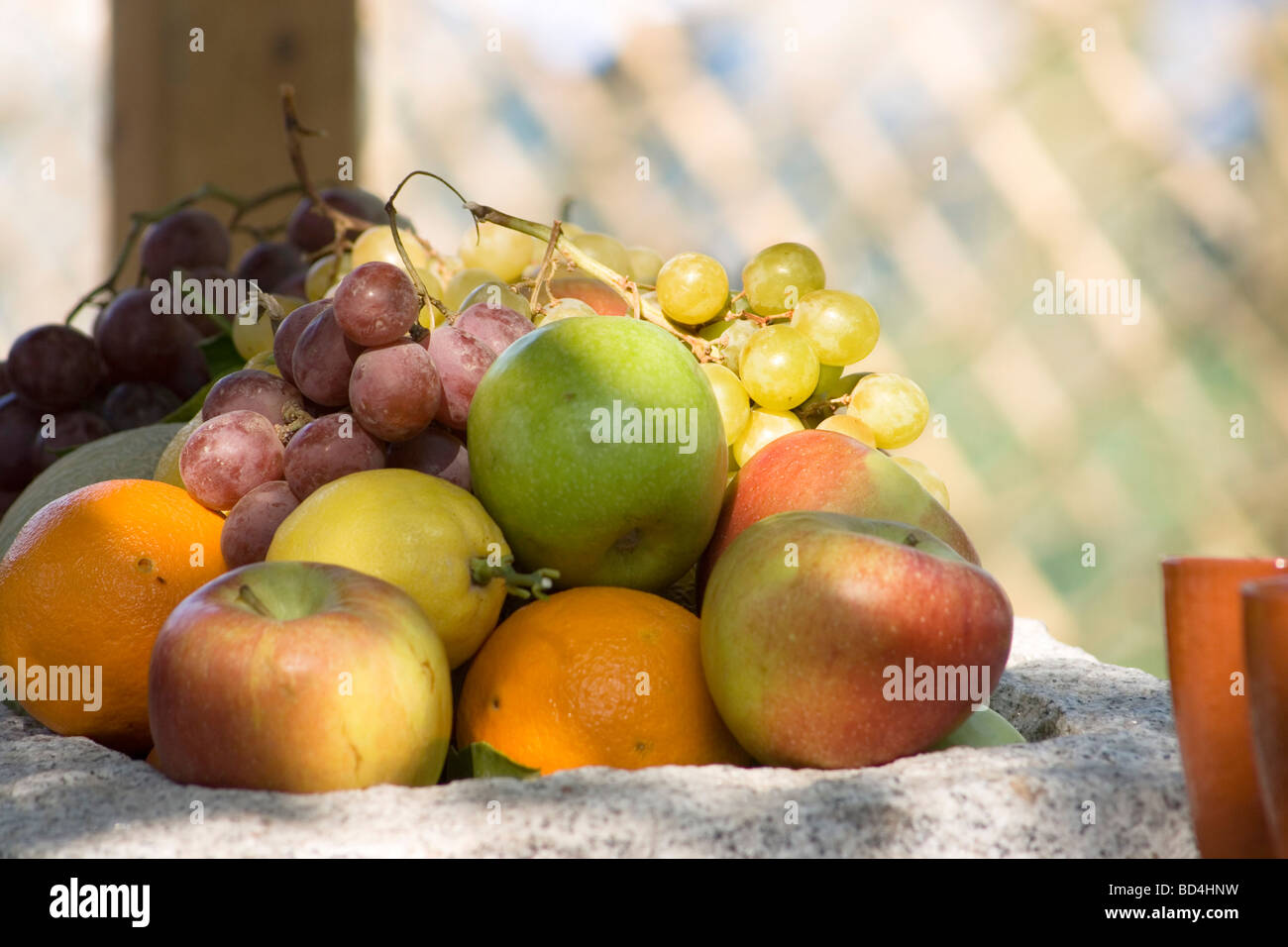 Un cesto di frutta fresca il lavoro aperto Foto Stock