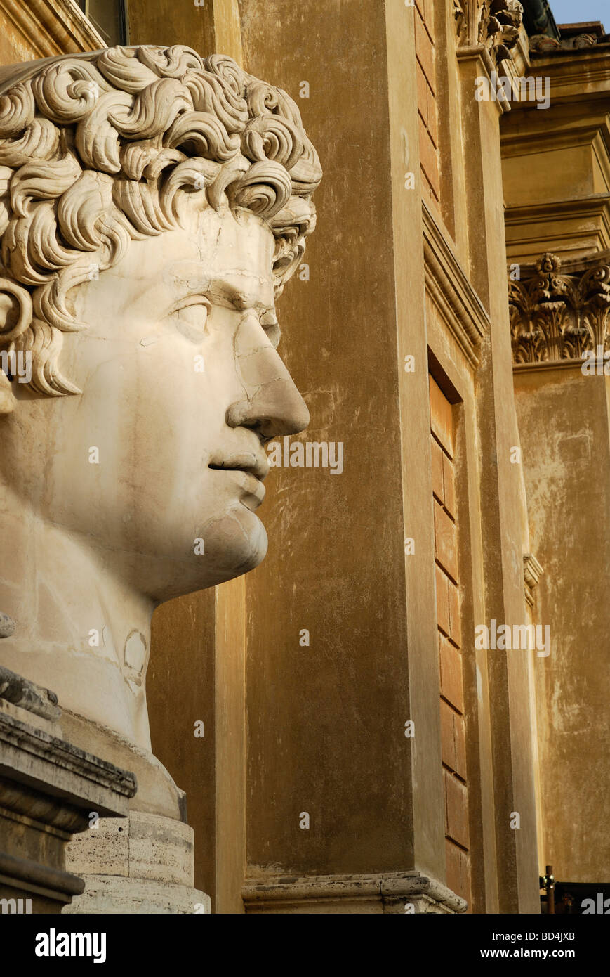 Roma Italia Musei Vaticani busto gigante di Cesare Augusto nel Cortile della Pigna Foto Stock