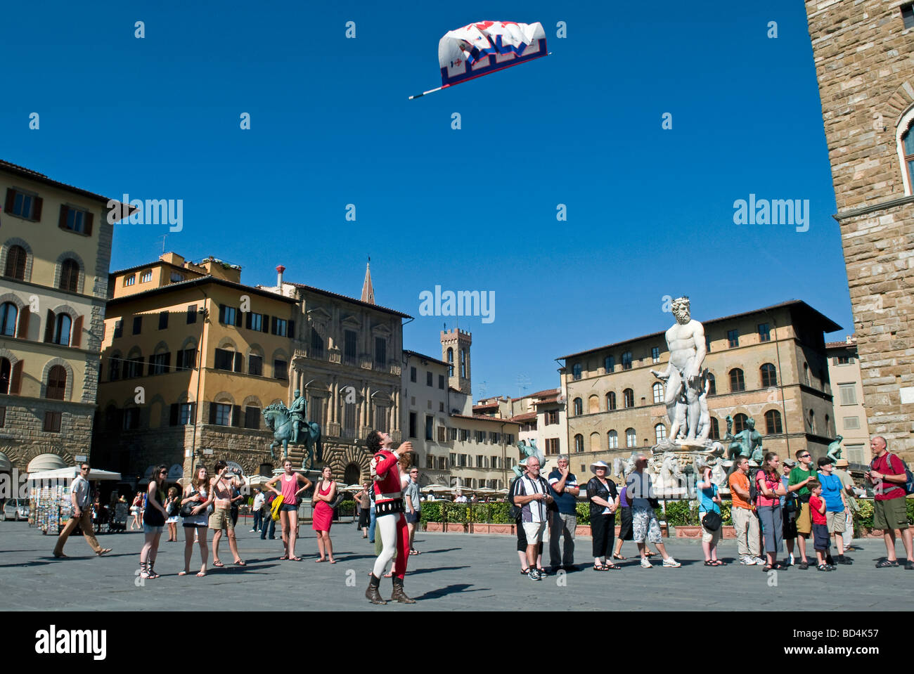 Il Flagwavers sbandieratori la fontana del Nettuno biancone Piazza della Signoria Firenze Firenze Patrimonio mondiale dell UNESCO Foto Stock