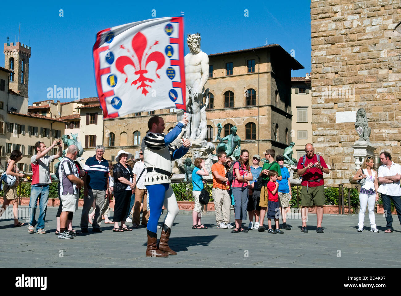 Il Flagwavers sbandieratori la fontana del Nettuno biancone Piazza della Signoria Firenze Firenze Patrimonio mondiale dell UNESCO Foto Stock