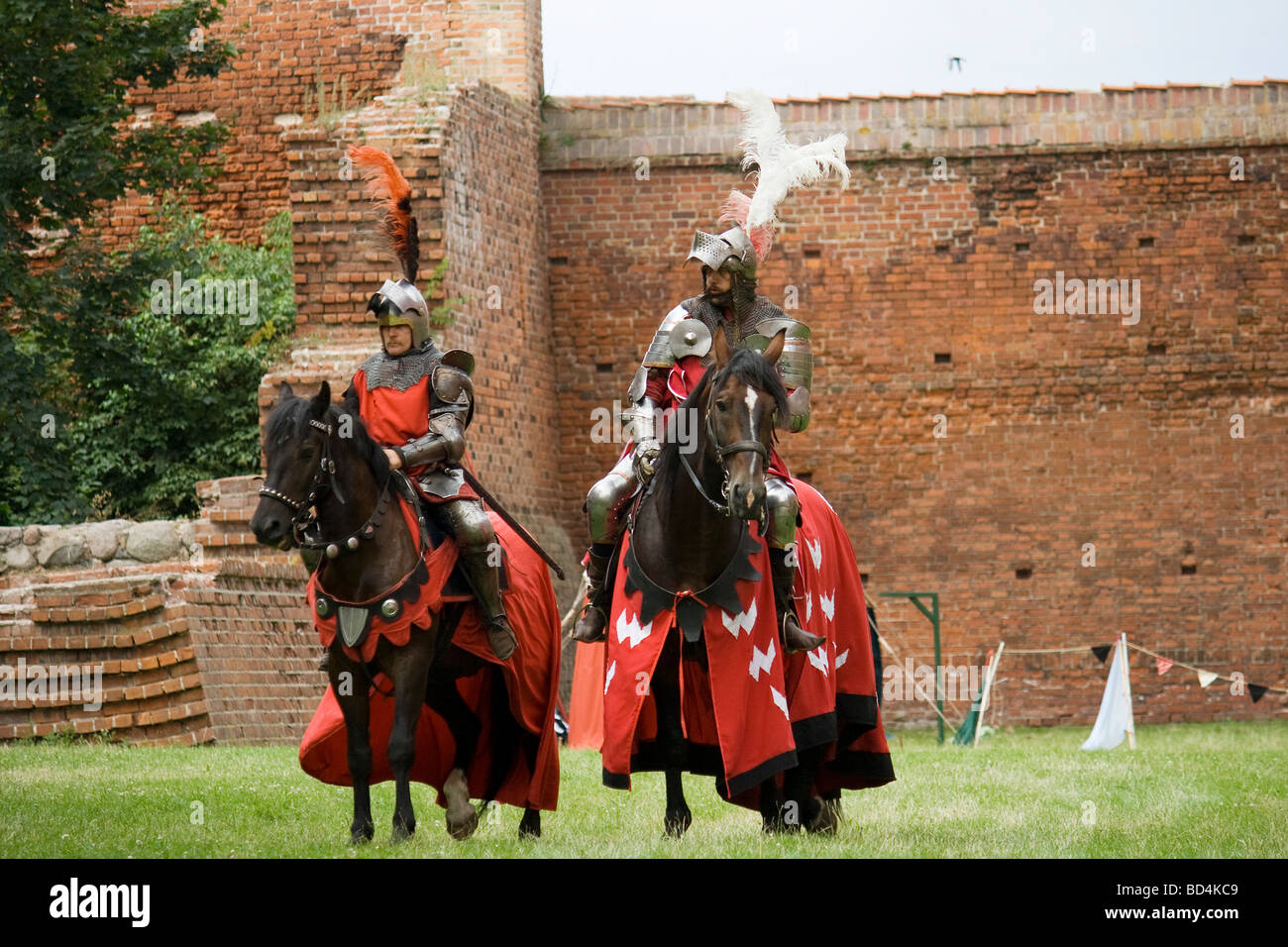 Medievale di cavalleria pesante di cavalieri su cavalli militari che si presentano al pubblico. Preso in Malbork, Polonia, 2009. Foto Stock