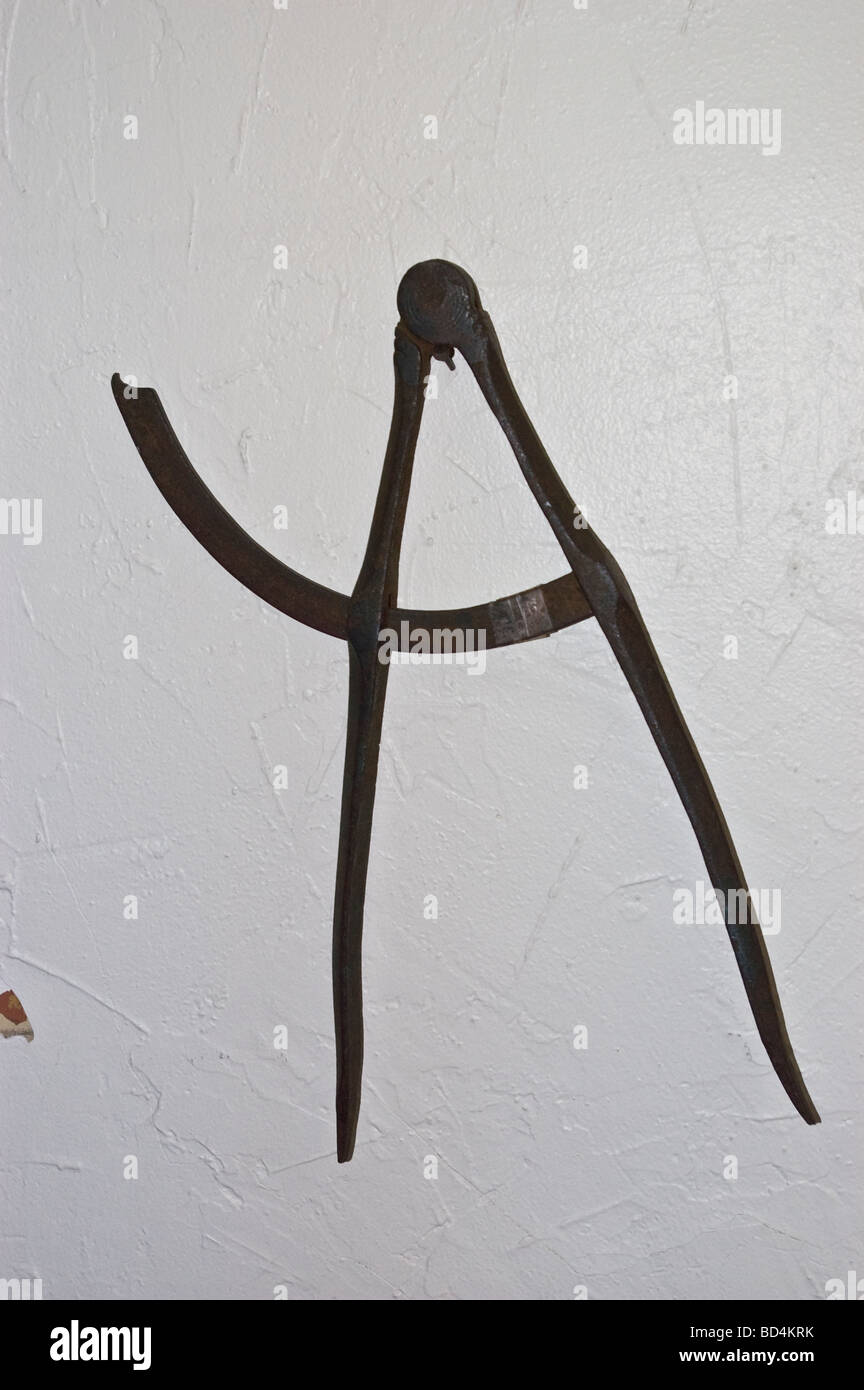 Compasso di metallo sulla parete all'interno di Quaker casa in Dartmouth, Halifax, Nova Scotia, Canada Foto Stock