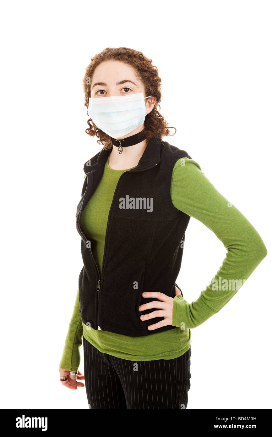 Ispanico girl teen indossare una mascherina chirurgica per proteggere contro l'influenza isolato su bianco Foto Stock