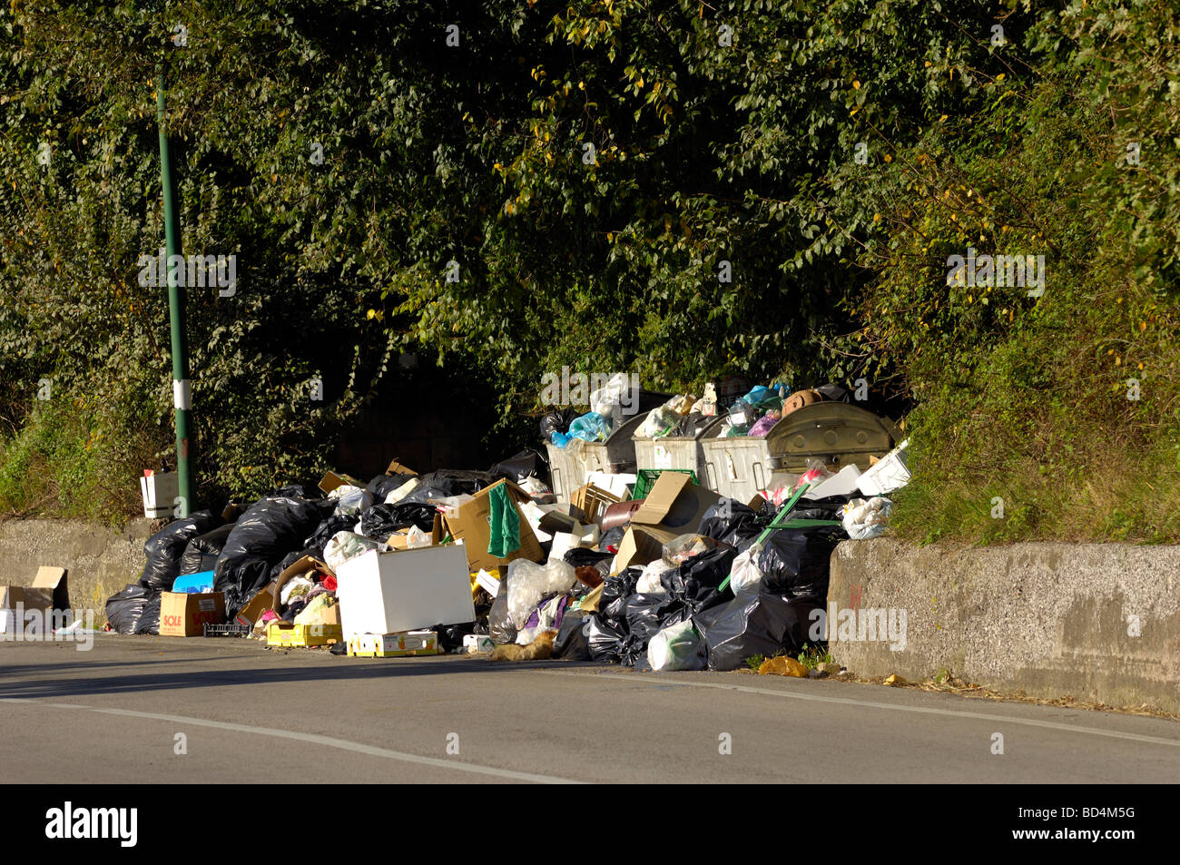 Volare il ribaltamento nelle strade pubbliche di Sorrento come risultato di municipale di lavoratori in sciopero, Sorrento, Italia. Foto Stock