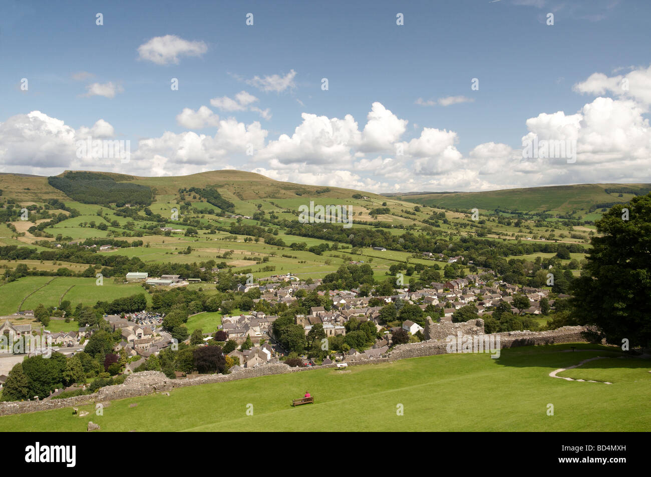 Il Castleton villaggio nel Parco Nazionale di Peak District, Derbyshire, Inghilterra visto da: Peveril Castle Foto Stock