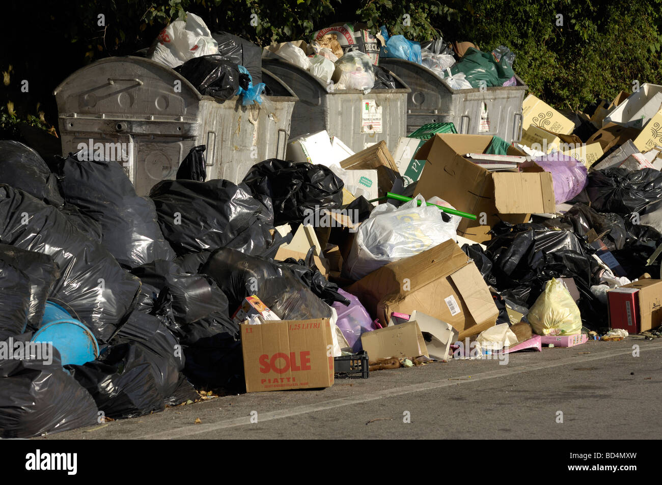 Volare il ribaltamento nelle strade pubbliche di Sorrento come risultato di municipale di lavoratori in sciopero, Sorrento, Italia. Foto Stock