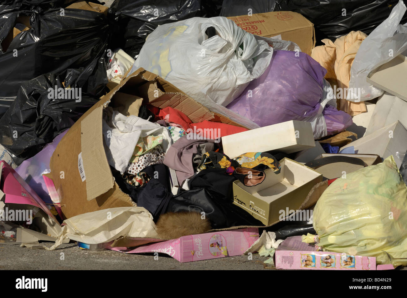 Volare il ribaltamento nelle strade pubbliche di Sorrento come risultato di municipale di lavoratori in sciopero, Sorrento, Italia. Foto Stock
