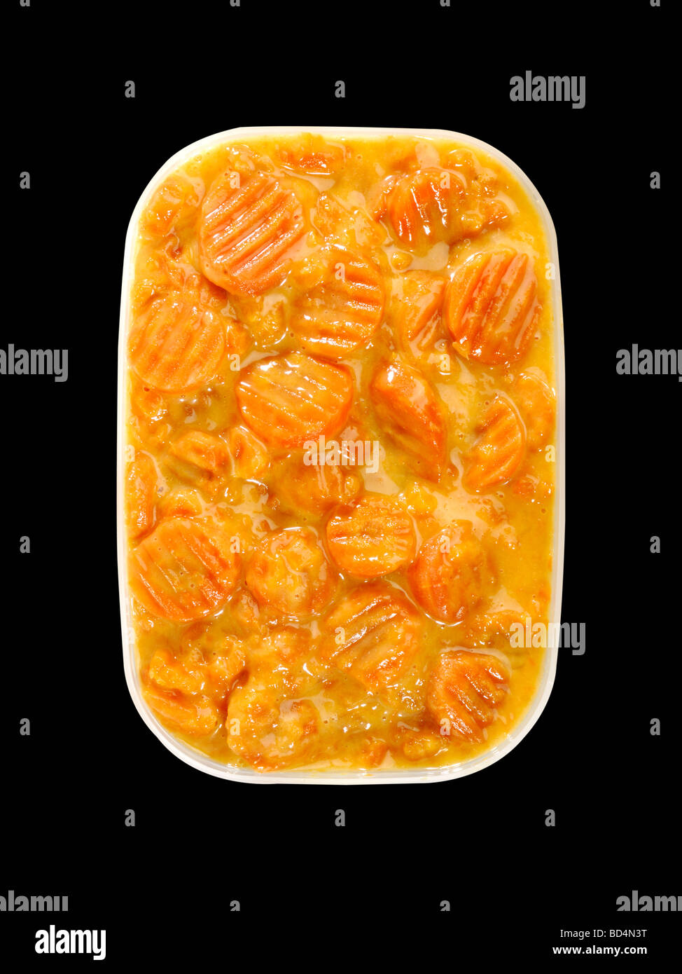 Un contenitore di plastica con militare delle razioni di cibo, le carote affettate in salsa Foto Stock