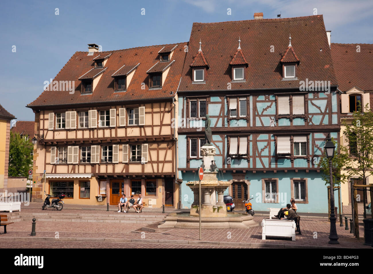 Colmar Alsace Francia. Fontana e colorati edifici con travi in legno in piazza nella piccola Venezia zona della città vecchia Foto Stock