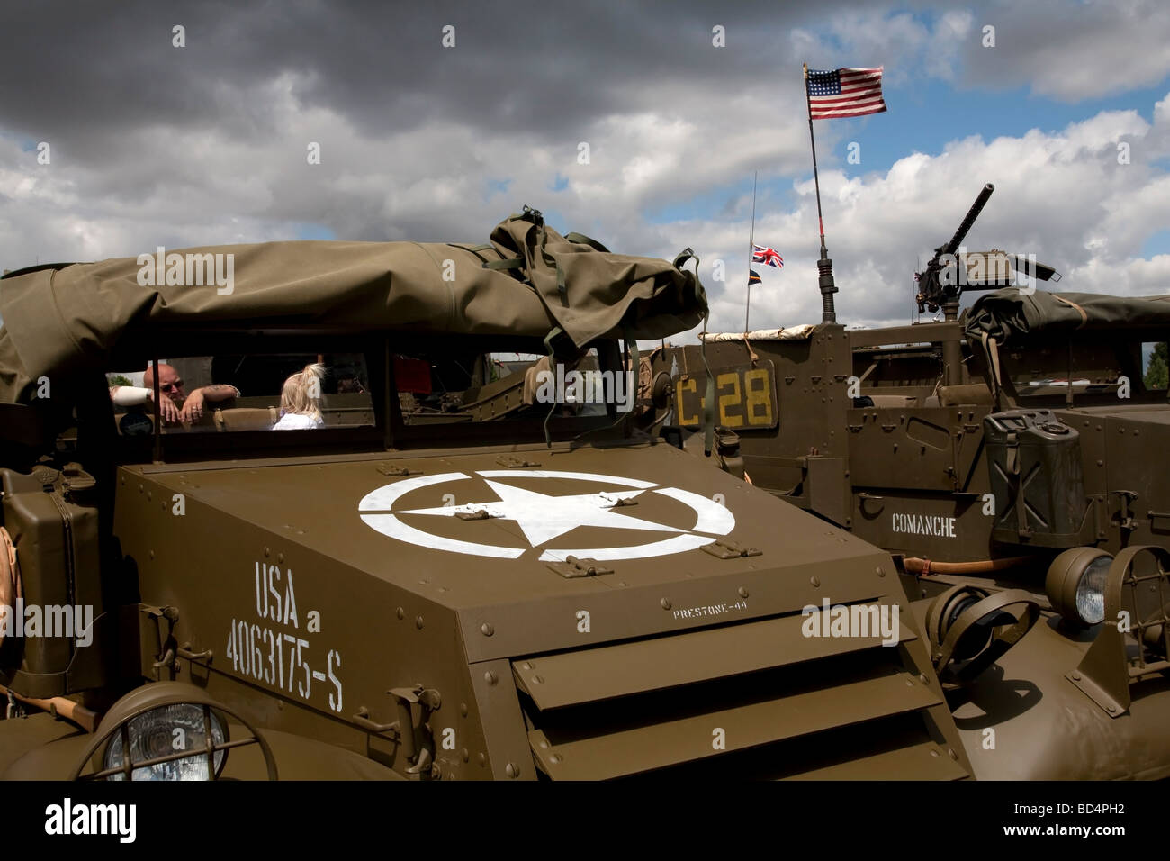 Un padre e figlia esplorare i militari veicoli blindati a Colchester Festival militare a Colchester, Essex, Inghilterra Foto Stock