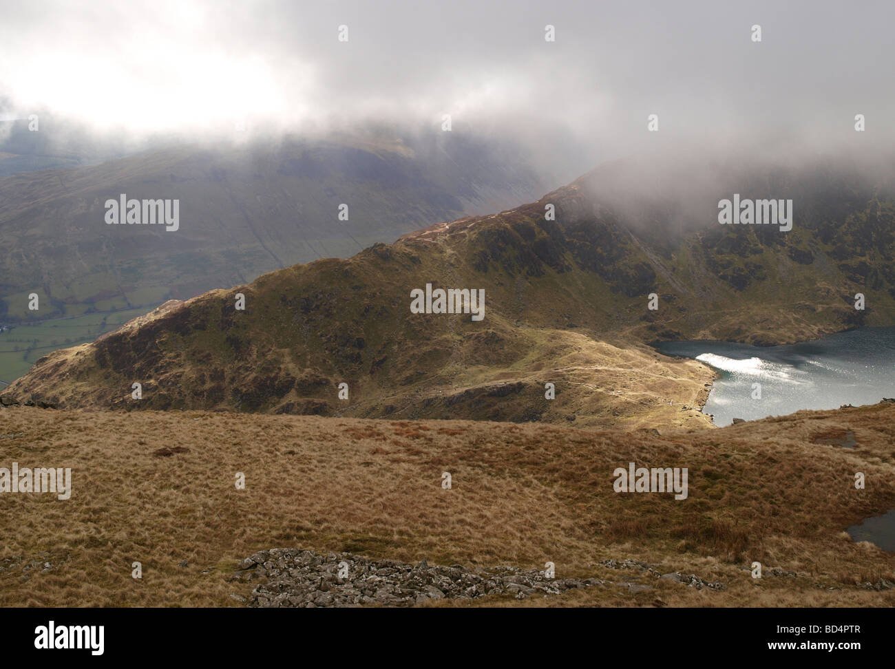 Luce su Welsh Mountain Lake in marzo. Llyn Cau, Cadair Idris, Snowdonia. Lago di montagna in Galles. 400m di altitudine. Foto Stock