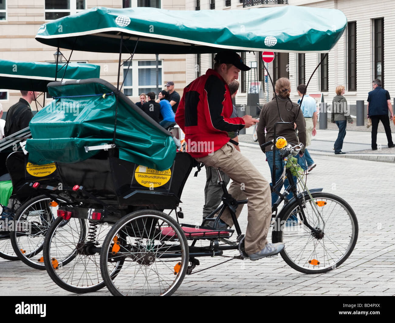 Triciclo taxi turistici, Bebelplatz, Berlino, Germania Foto Stock
