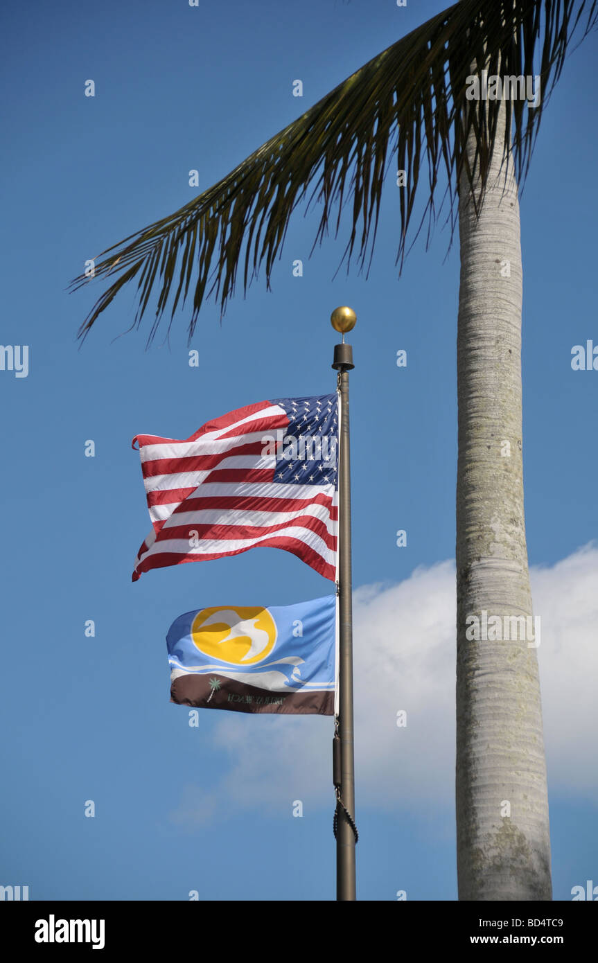 Bandiere degli Stati Uniti e la città di Delray Beach, Florida, Stati Uniti d'America. Foto Stock