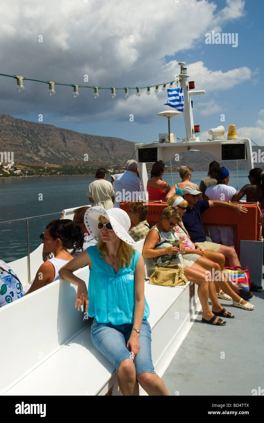 I passeggeri sulla barca da Elounda di Spinalonga Creta Foto Stock