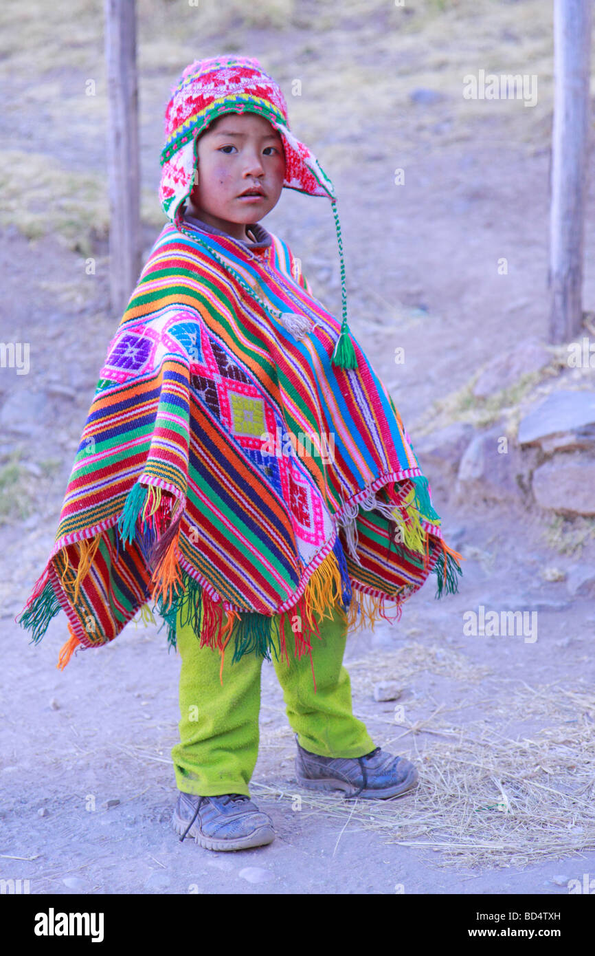 Ragazzo giovane vestito in un poncho, Pisac, Perù, Sud America Foto Stock