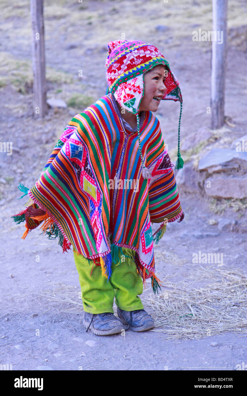 Ragazzo giovane vestito in un poncho, Pisac, Perù, Sud America Foto Stock