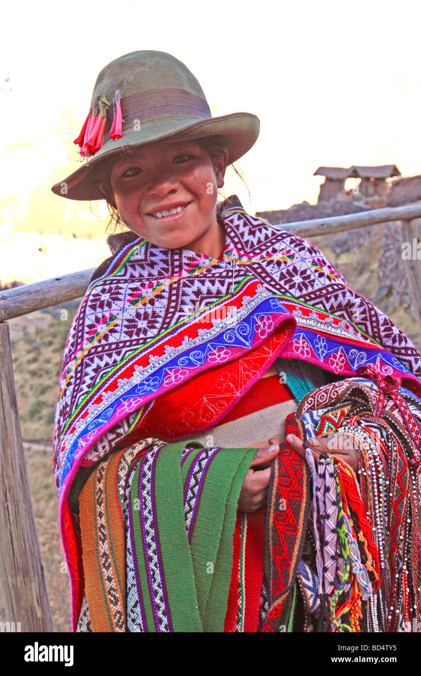 Ragazza che vendono souvenir nei pressi di Pisac, Perù, Sud America Foto Stock