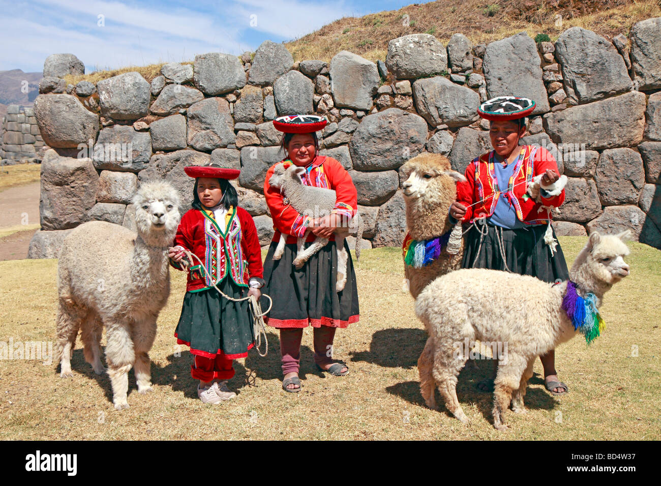Donna indigena e le ragazze con alpaca, Sacsayhuaman, Cuzco, Perù, Sud America Foto Stock
