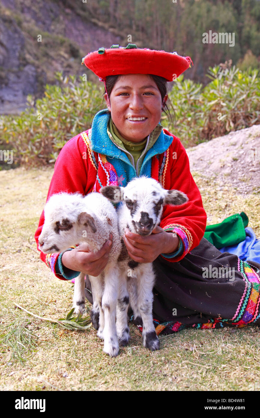 Ragazza con due agnelli, vicino a Cuzco, Perù, Sud America Foto Stock