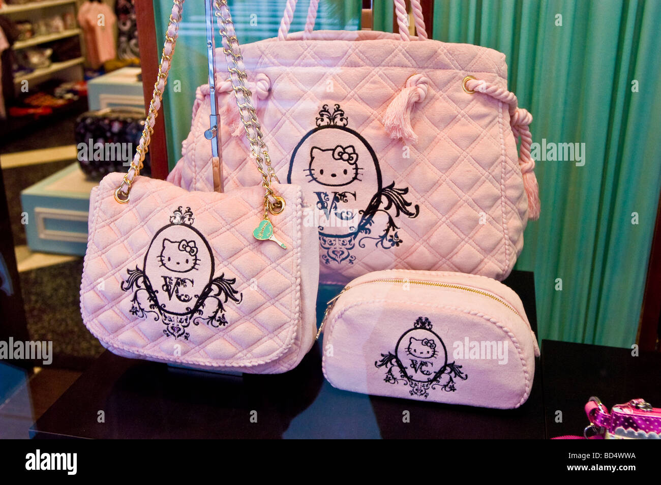 Hello Kitty portamonete rosa a Sanrio shop exhibition, 42nd Street, Manhattan, New York, Stati Uniti d'America Foto Stock