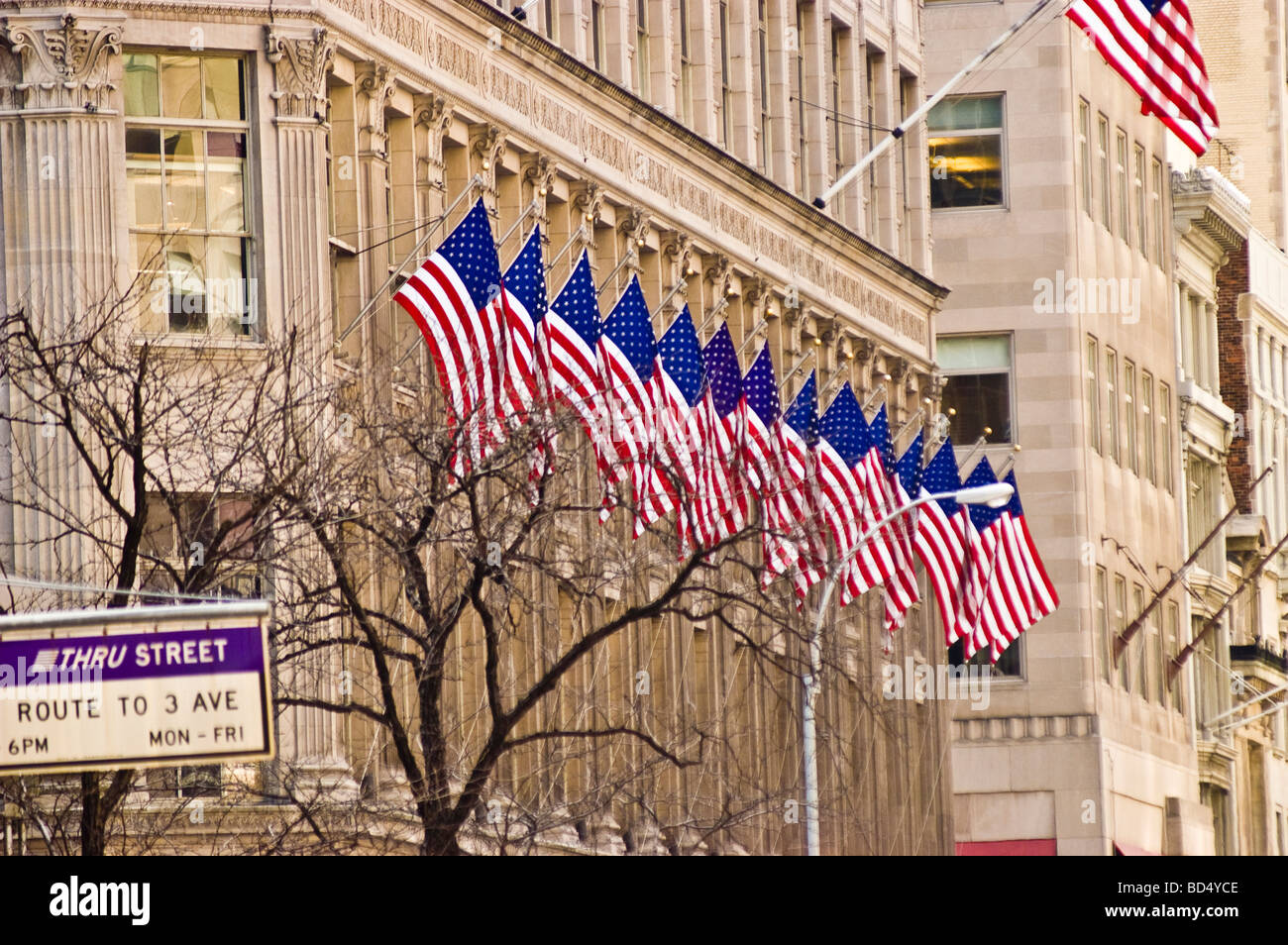 Fila di bandierine americane su Manhattan Building, New York City, Stati Uniti d'America Foto Stock