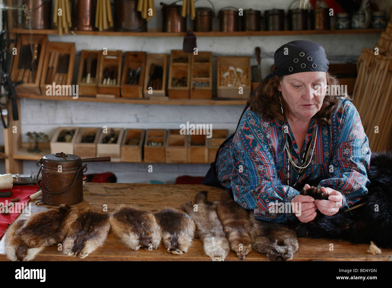 Oggetti storici nativi dell'Ohio Sauder Village che vendono pellicce con una donna negli Stati Uniti ad alta risoluzione Foto Stock