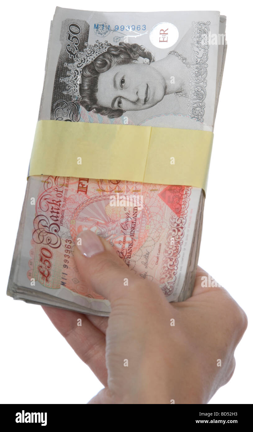 La consegna di un mazzo di cinquanta note di stagno isolato su bianco Foto Stock