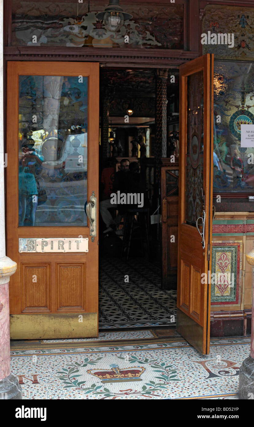 Ingresso al Crown Liquor Saloon nella zona centrale di Belfast, che mostra il mosaico eponimo corona sul terreno appena fuori le porte Foto Stock