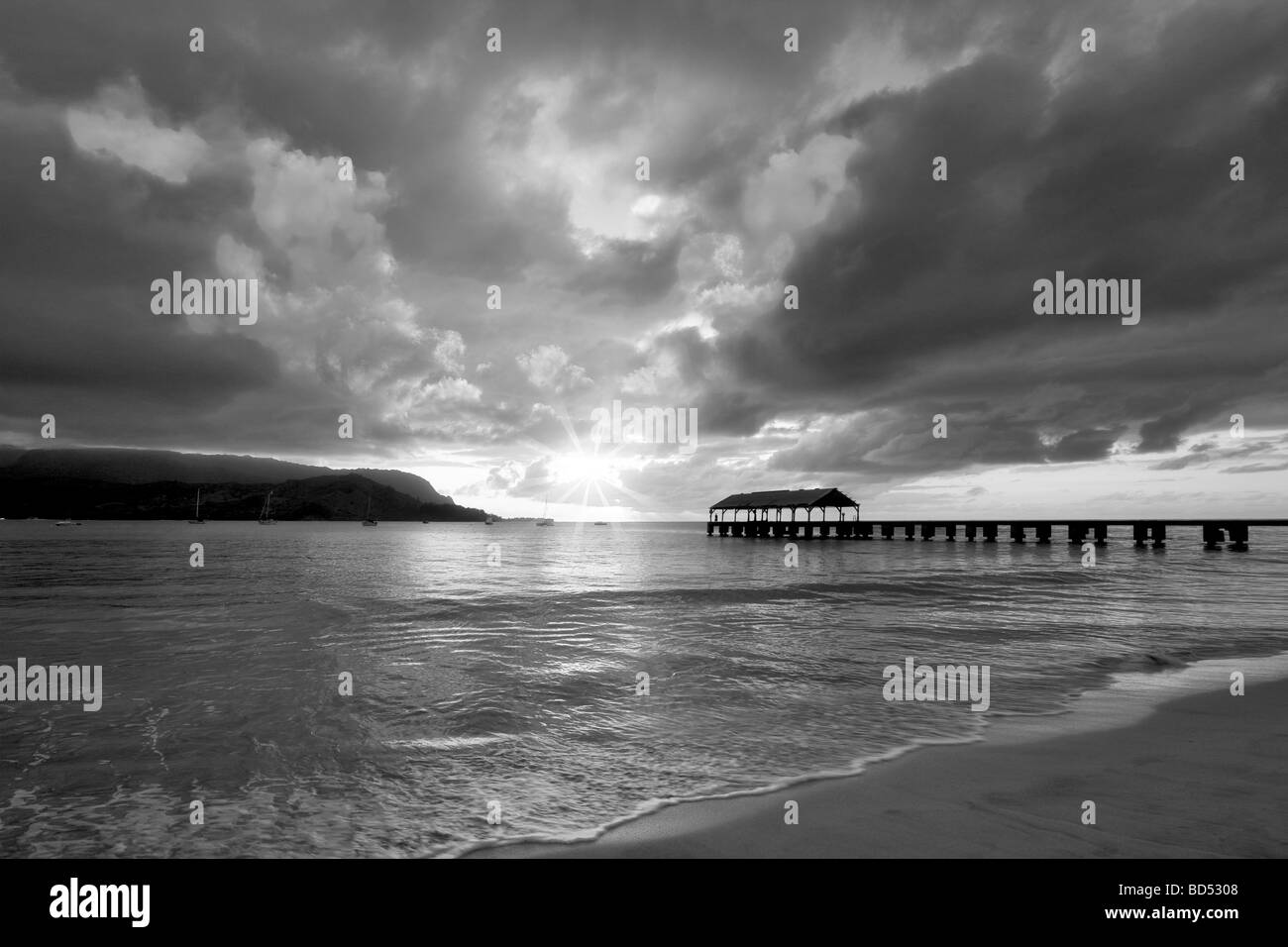 Hanalei Bay Pier al tramonto Kauai Hawaii Foto Stock