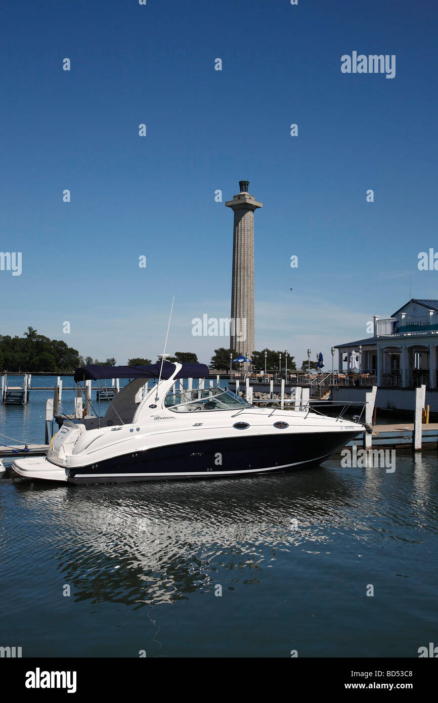 Oliver Perry Monument a Put in Bay sul lago Erie e Marina USA Ohio, vita quotidiana quotidiana IN verticale ad alta risoluzione Foto Stock