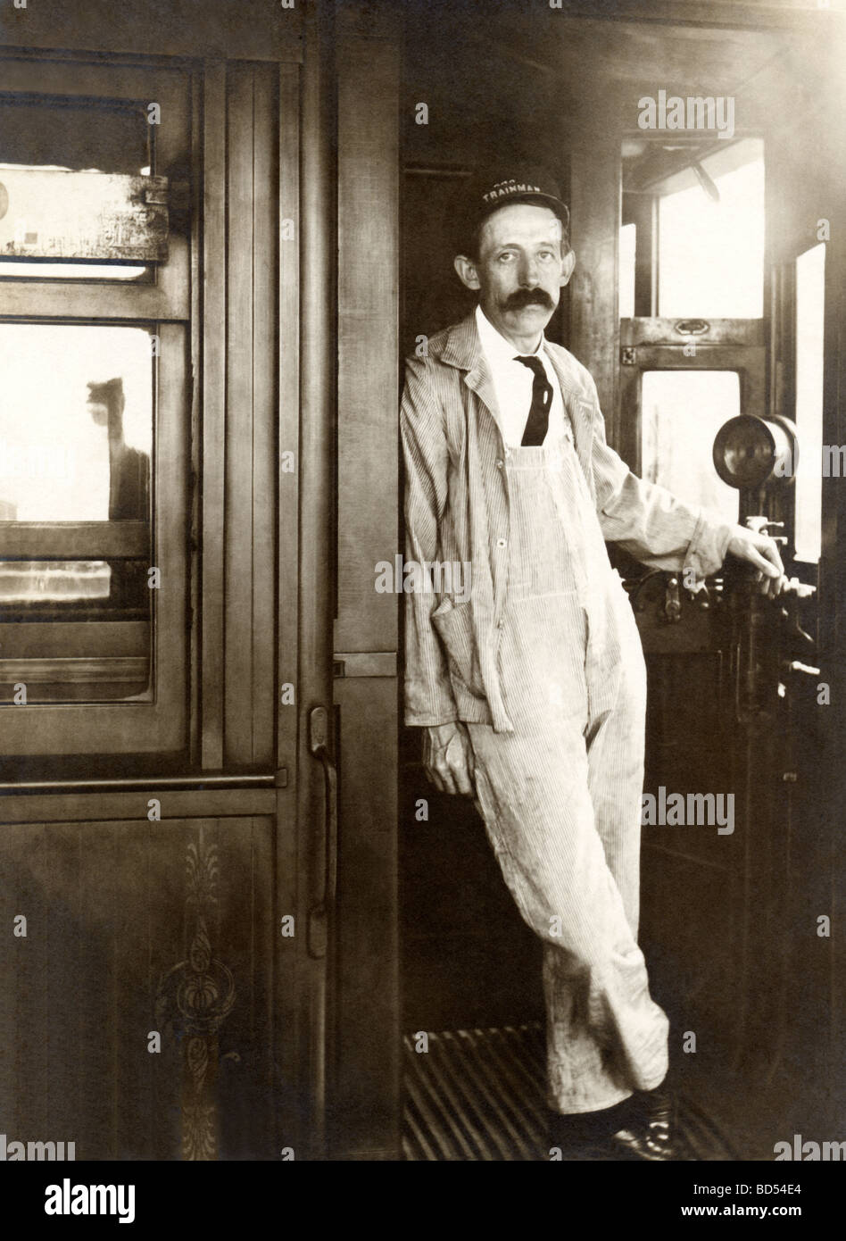 Annoiato Trainman nel Railroad cabina Foto Stock