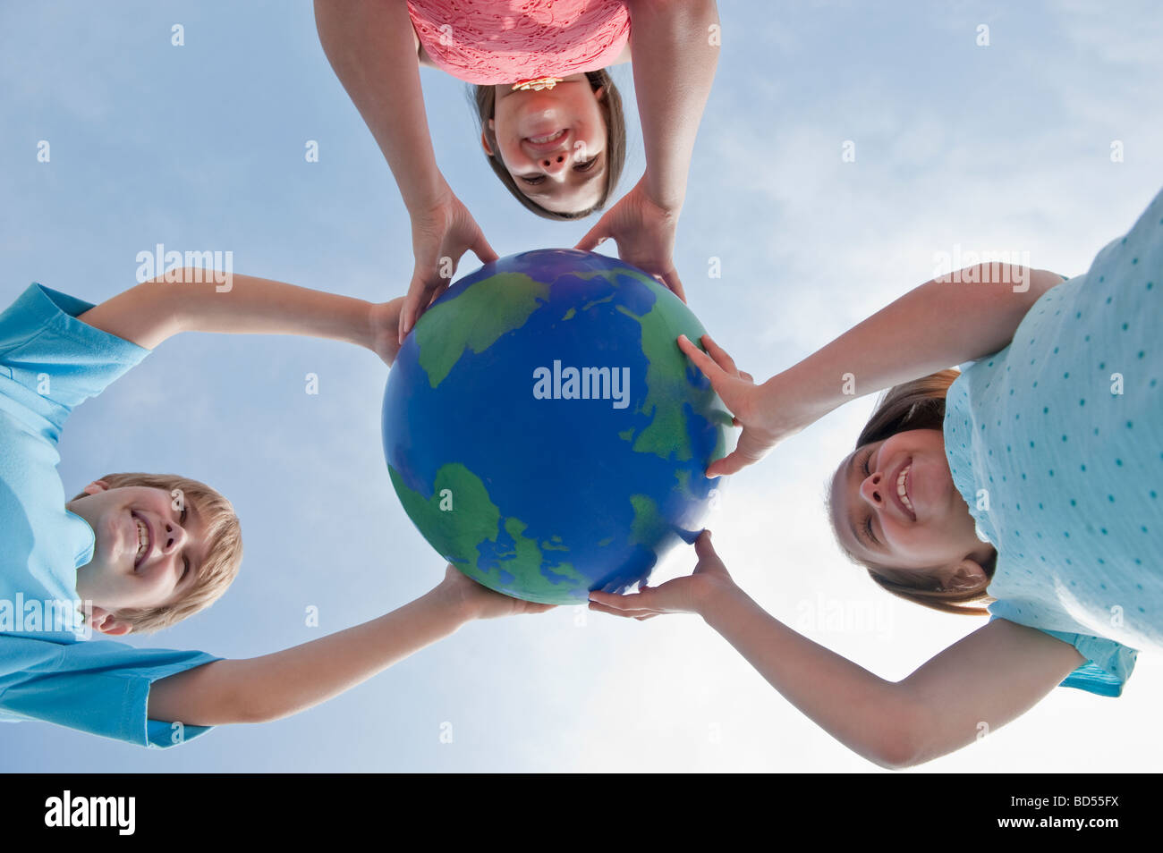 I bambini in possesso di un globo Foto Stock