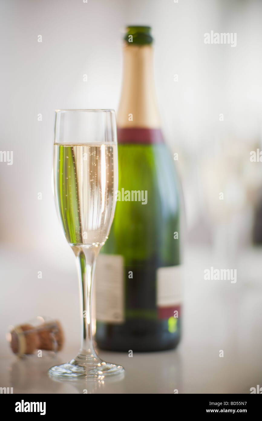Flute da Champagne e bottiglia Foto Stock