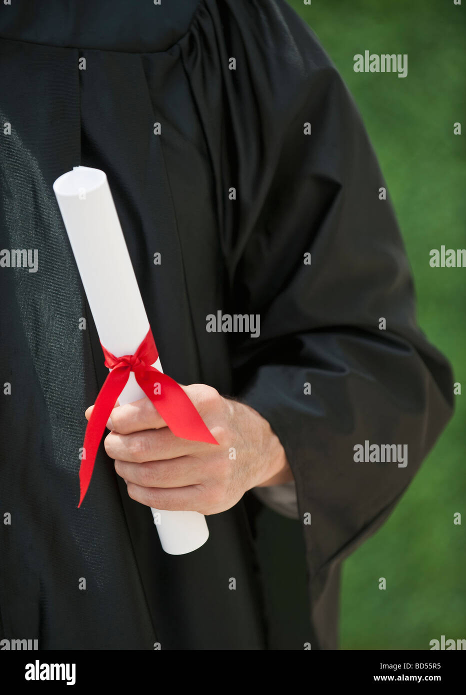 Un laureato in possesso di un diploma Foto Stock