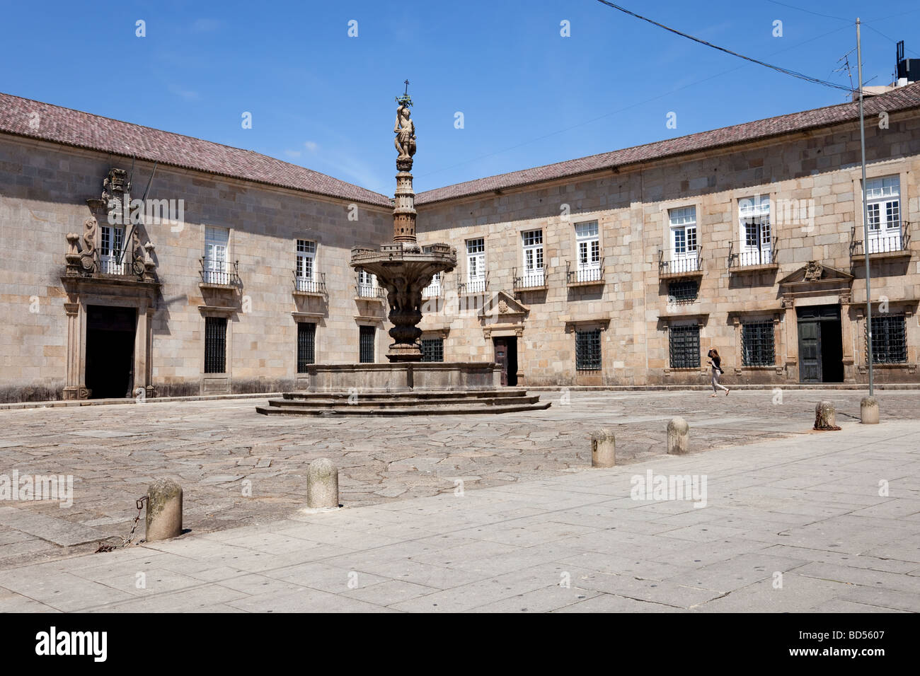 Paço Square e Castelos Fontana a Braga, Portogallo. Si vede anche la facciata della scuola per infermieri del Minho University. Foto Stock