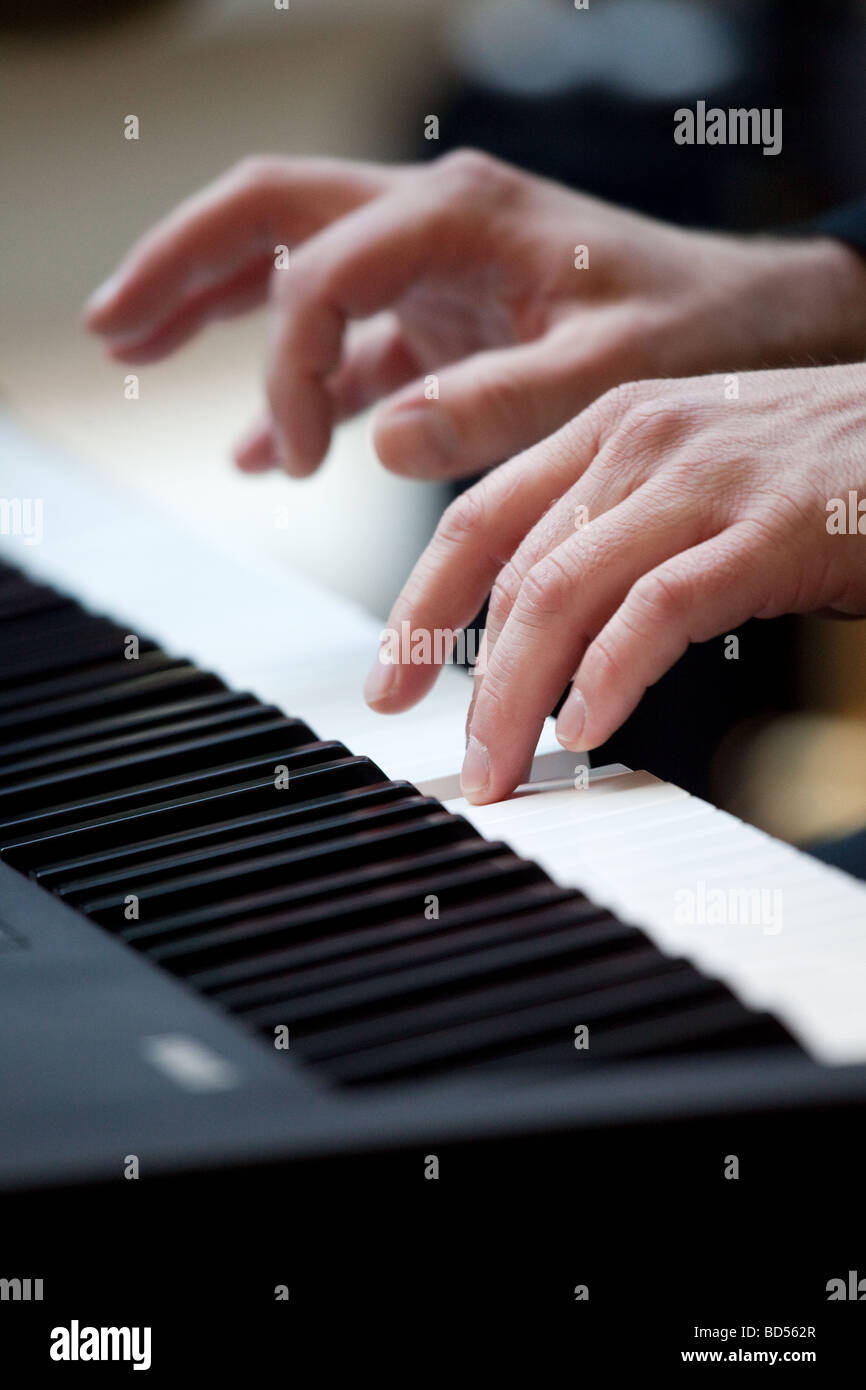 Suonare la tastiera per creare musica Foto Stock