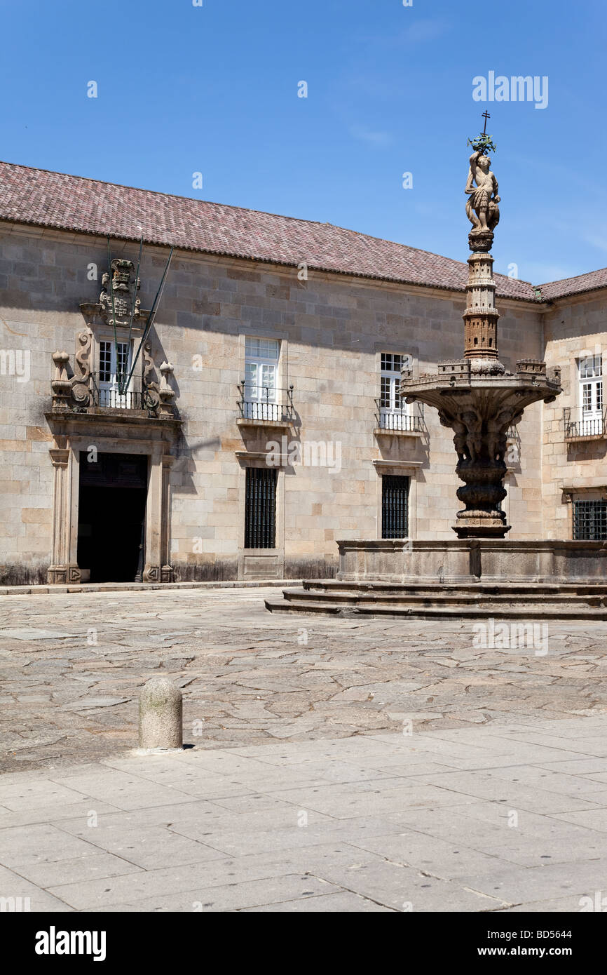 Paço Square e Castelos Fontana a Braga, Portogallo. Si vede anche la facciata della scuola per infermieri del Minho University. Foto Stock