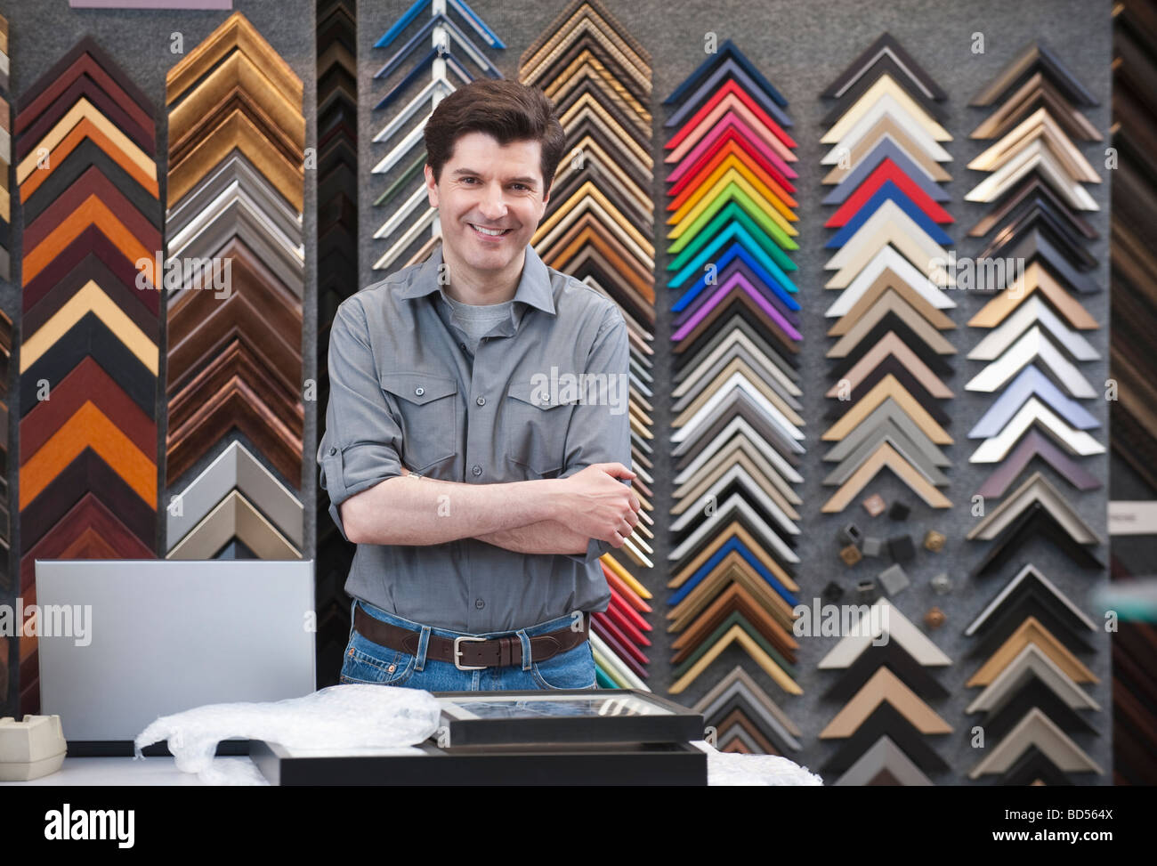 Un uomo che lavora in un negozio di telaio Foto Stock