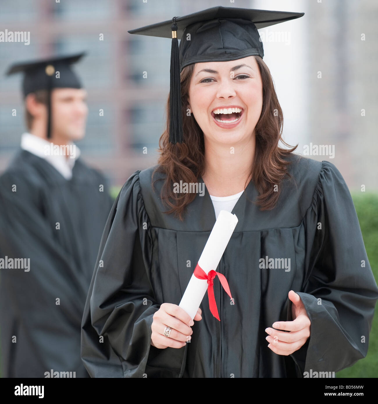Un laureato in possesso di un diploma Foto Stock
